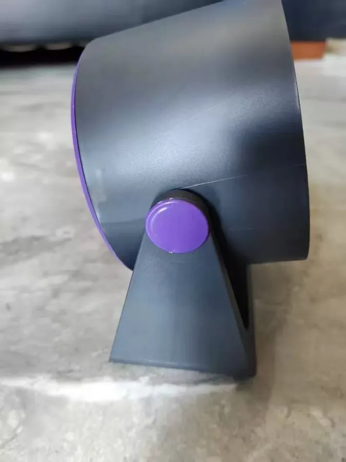 Le ventilateur vu de profil sur son pied